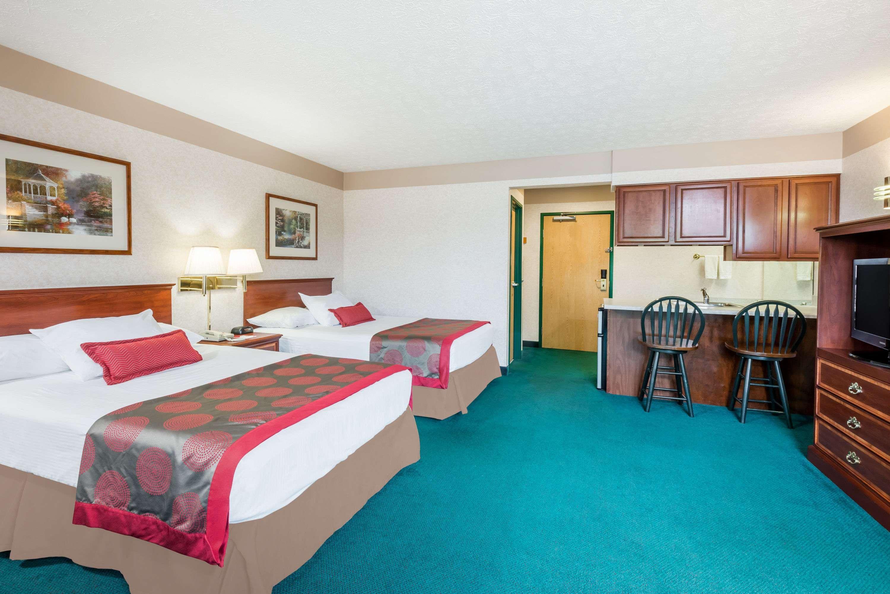 Ramada by Wyndham Strasburg Dover Bagian luar foto