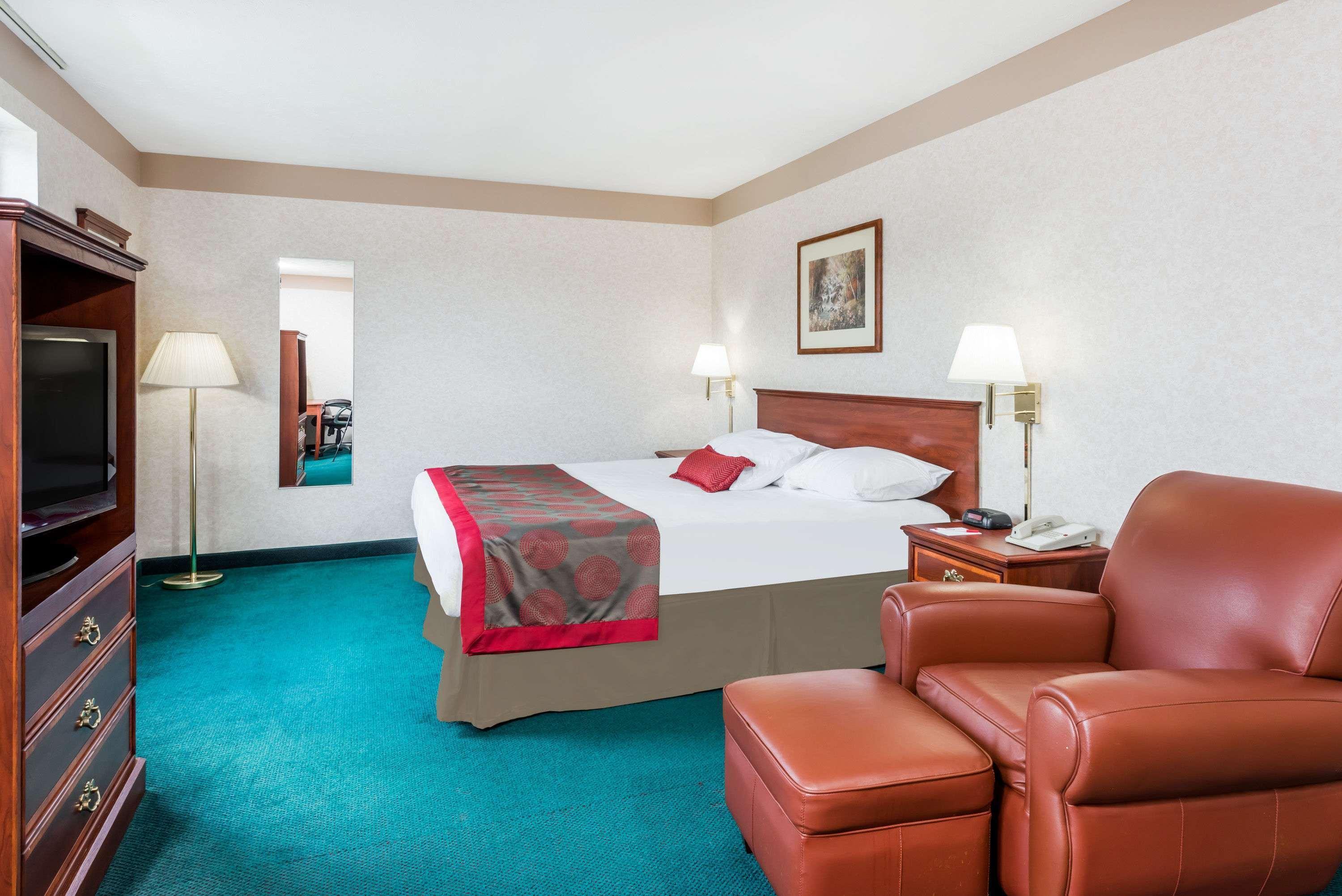 Ramada by Wyndham Strasburg Dover Bagian luar foto