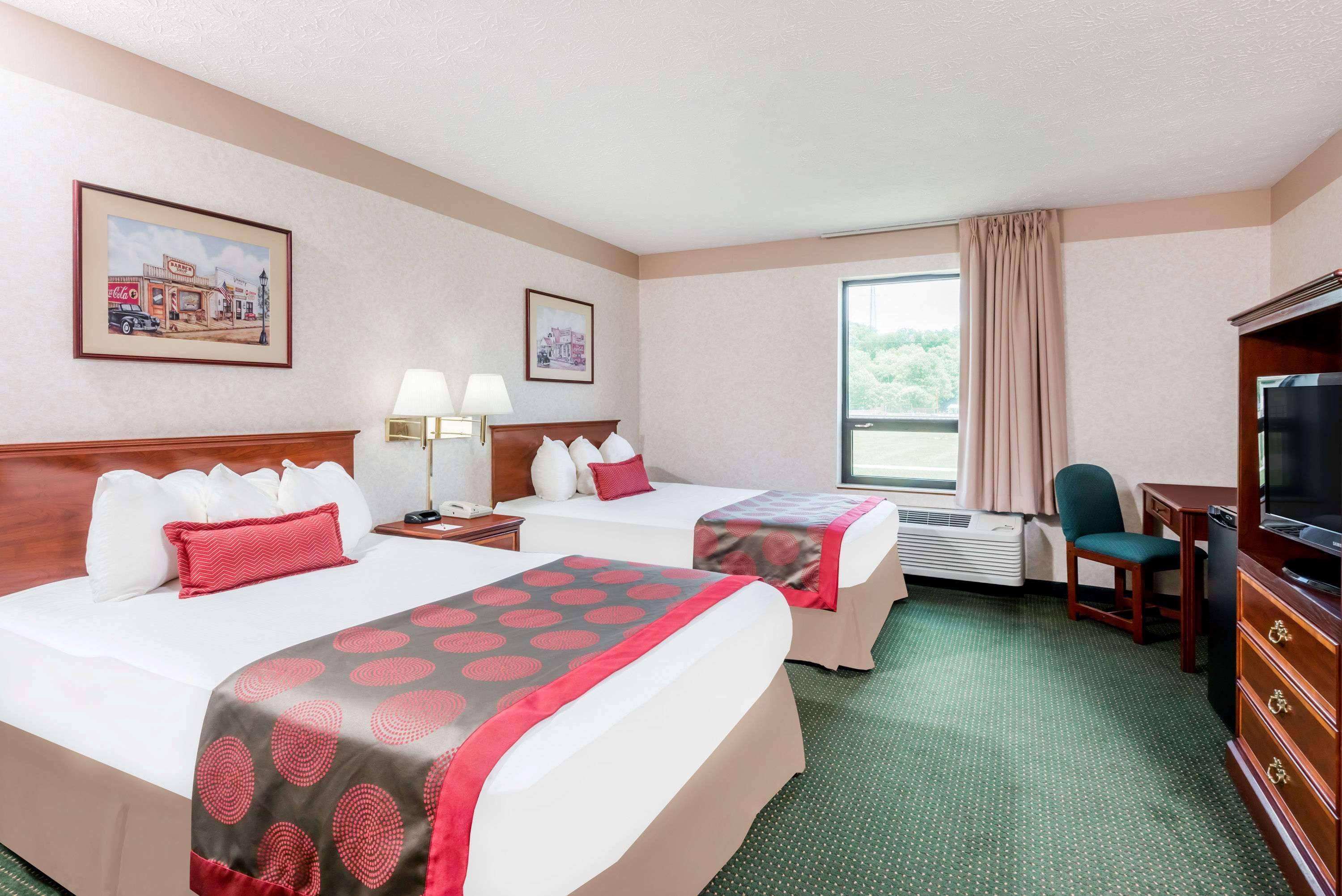 Ramada by Wyndham Strasburg Dover Bagian luar foto