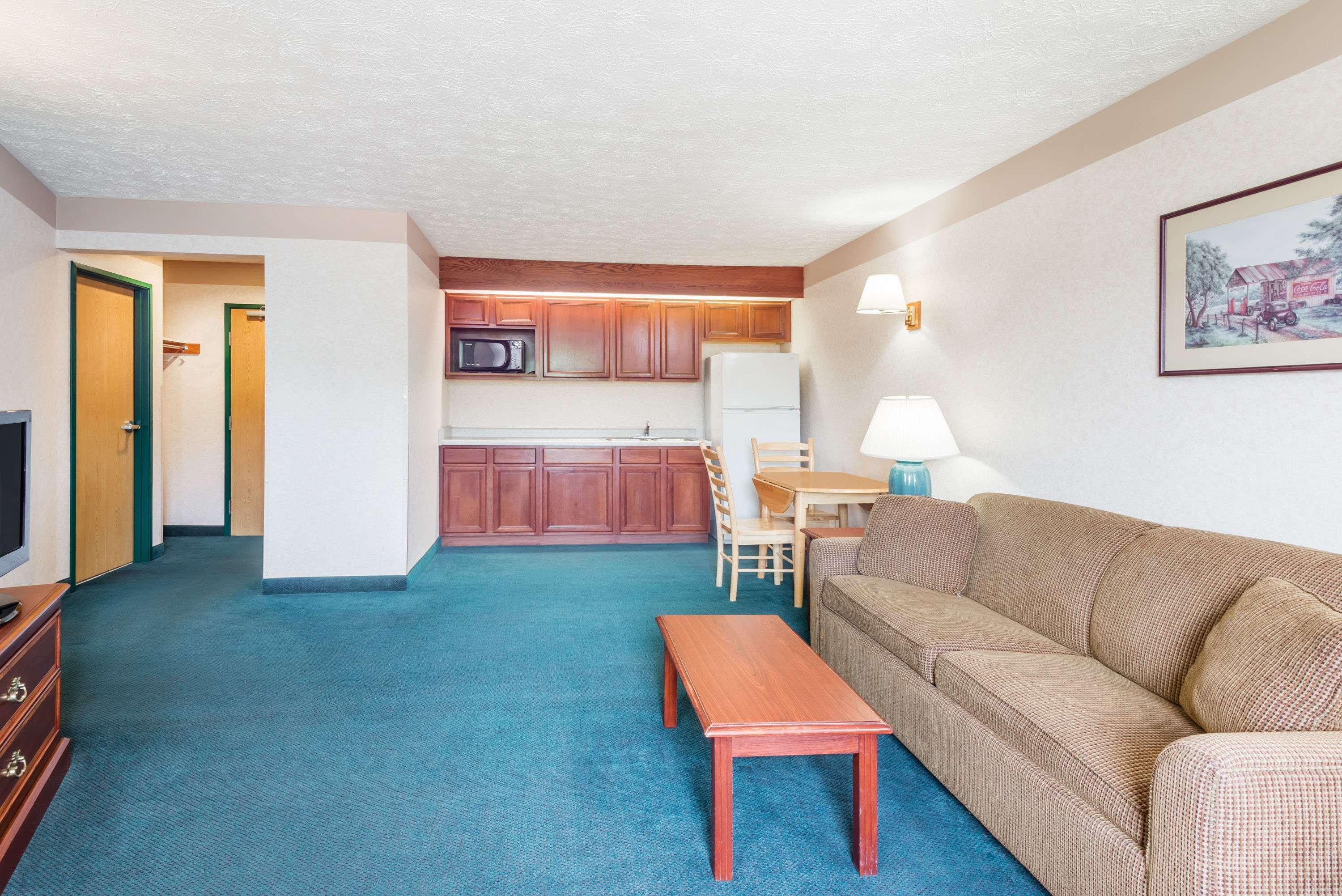 Ramada by Wyndham Strasburg Dover Bagian luar foto